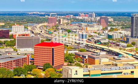 Vista aerea delle trafficate autostrade nel centro di Orlando - ORLANDO, FLORIDA - 29 OTTOBRE 2024 Foto Stock