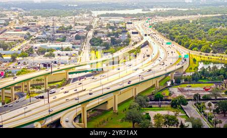 Vista aerea delle trafficate autostrade nel centro di Orlando - ORLANDO, FLORIDA - 29 OTTOBRE 2024 Foto Stock