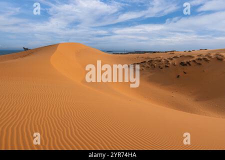 Scenario delle dune di sabbia rossa situato a Mui ne in Vietnam Foto Stock