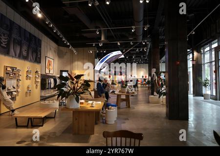 Il negozio di bandiera New Balance (NB) presso la sede di New Balance a Boston, Massachusetts, USA, il 29 luglio 2024. New Balance Athletics, Inc. È uno sport americano Foto Stock