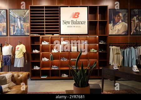 Il negozio di bandiera New Balance (NB) presso la sede di New Balance a Boston, Massachusetts, USA, il 29 luglio 2024. New Balance Athletics, Inc. È uno sport americano Foto Stock