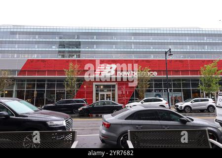 Il negozio di bandiera New Balance (NB) presso la sede di New Balance a Boston, Massachusetts, USA, il 29 luglio 2024. New Balance Athletics, Inc. È uno sport americano Foto Stock
