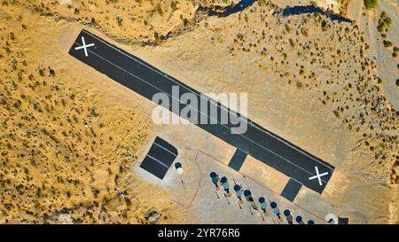 Airstrip deserta aerea e strutture solari in Nevada al Golden Hour Foto Stock