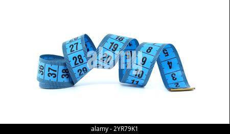 Nastro di misurazione blu avvolto in una curva stravagante su sfondo bianco, che rappresenta precisione e misurazione. Ideale per i temi della sartoria e del cucito Foto Stock