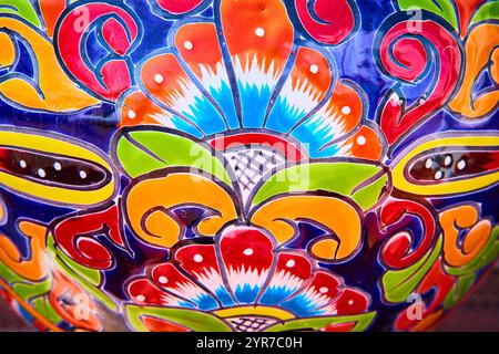 Dettagli in ceramica Talavera dai colori vivaci con motivi intricati Foto Stock