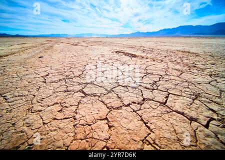 Cracked Desert Earth Under Blue Sky Eye Level Perspective Foto Stock
