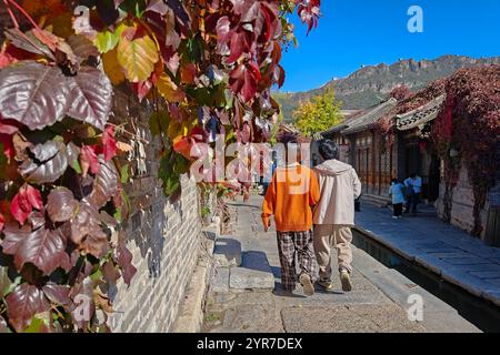 Pechino, Cina - 23 ottobre 2024: Vista dalla strada della città sull'acqua di Gubei con sullo sfondo la grande Muraglia Cinese di Simatai. Una famosa destinazione di viaggio. Foto Stock