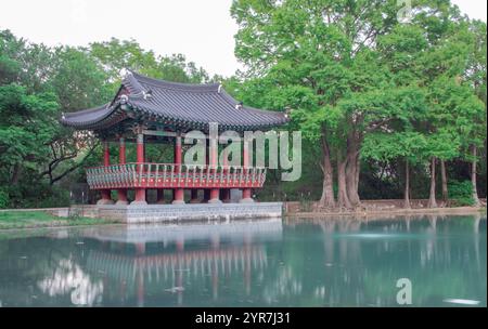 Padiglione pagoda rosso in stile coreano con riflessi lungo un lago verde smeraldo. Foto scattata al Denman Estate Park di San Antonio Foto Stock