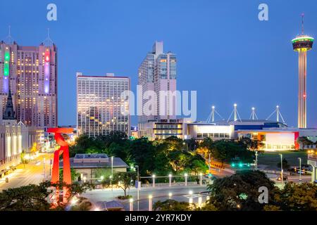 Edifici illuminati dello skyline di San Antonio di notte. Foto scattata a San Antonio, Texas durante il crepuscolo dell'ora blu Foto Stock