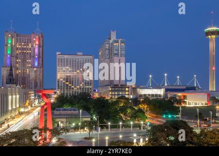 Edifici illuminati dello skyline di San Antonio di notte. Foto scattata a San Antonio, Texas durante il crepuscolo dell'ora blu Foto Stock