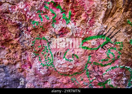 Graffiti colorati su superficie rocciosa testurizzata in primo piano a livello degli occhi Foto Stock