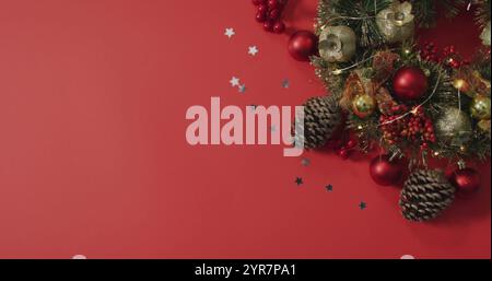 Immagine del testo dei saluti natalizi sulle decorazioni natalizie Foto Stock