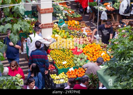 Colori vivaci e atmosfera vivace del Mercado dos Lavradores a Funchal, Madeira Foto Stock