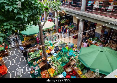 Colori vivaci e atmosfera vivace del Mercado dos Lavradores a Funchal, Madeira Foto Stock