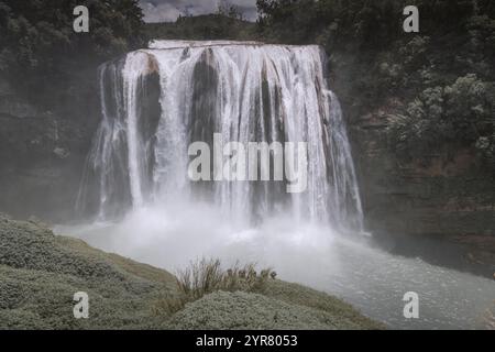 La cascata di Huangguoshu si trova sul fiume Baishui nella provincia di Guizhou in Cina, sullo sfondo Foto Stock