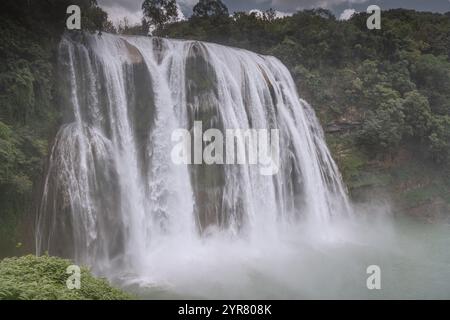 La cascata Huangguoshu ad Anshun, Guizhou, Cina. Fotografia a lunga esposizione, sfondo Foto Stock