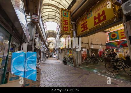 Osaka, GIAPPONE - luglio 26 2022 : Galleria commerciale coperta con Super Tamade a Nishinari, Osaka Foto Stock