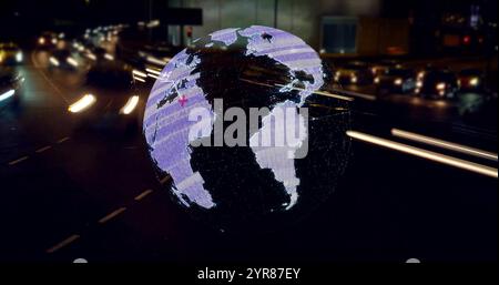 Globo con cerchio rosso che evidenzia il Nord America, immagine su strade trafficate della città di notte Foto Stock