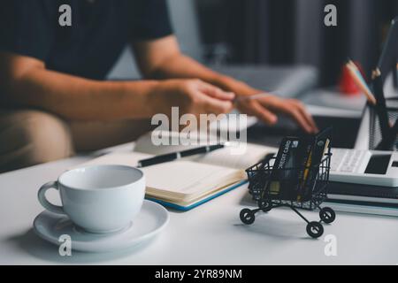 Donna sedeva a casa usando il computer per acquistare articoli online, facendo acquisti senza problemi attraverso varie piattaforme di e-business con la sua carta di credito, buon divertimento Foto Stock