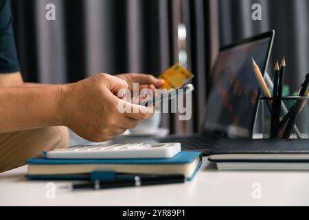 Donna sedeva a casa usando il computer per acquistare articoli online, facendo acquisti senza problemi attraverso varie piattaforme di e-business con la sua carta di credito, buon divertimento Foto Stock