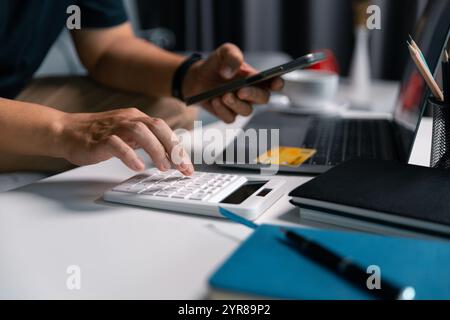 Donna sedeva a casa usando il computer per acquistare articoli online, facendo acquisti senza problemi attraverso varie piattaforme di e-business con la sua carta di credito, buon divertimento Foto Stock