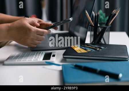 Donna sedeva a casa usando il computer per acquistare articoli online, facendo acquisti senza problemi attraverso varie piattaforme di e-business con la sua carta di credito, buon divertimento Foto Stock