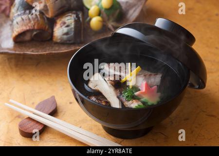 Funghi Matsutake e orata di mare in una zuppa con Saury alla griglia ( Sanma ) Foto Stock