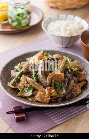 Melanzane fritte al wok e maiale con miso Foto Stock