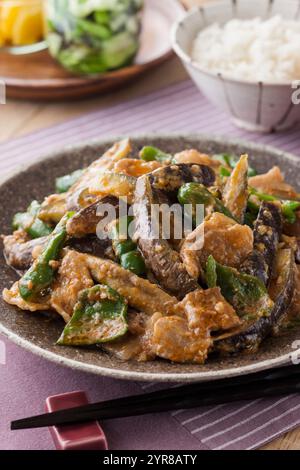 Melanzane fritte al wok e maiale con miso Foto Stock