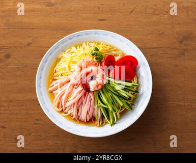 Tagliatelle cinesi ghiacciate con condimento misto Foto Stock