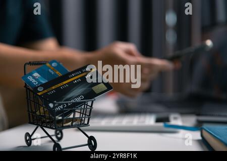 Donna sedeva a casa usando il computer per acquistare articoli online, facendo acquisti senza problemi attraverso varie piattaforme di e-business con la sua carta di credito, buon divertimento Foto Stock