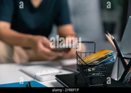 Donna sedeva a casa usando il computer per acquistare articoli online, facendo acquisti senza problemi attraverso varie piattaforme di e-business con la sua carta di credito, buon divertimento Foto Stock