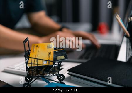 Donna sedeva a casa usando il computer per acquistare articoli online, facendo acquisti senza problemi attraverso varie piattaforme di e-business con la sua carta di credito, buon divertimento Foto Stock