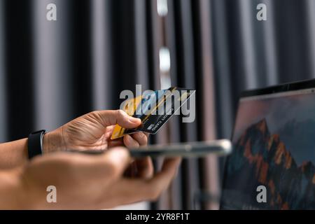 Donna sedeva a casa usando il computer per acquistare articoli online, facendo acquisti senza problemi attraverso varie piattaforme di e-business con la sua carta di credito, buon divertimento Foto Stock