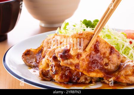 Mangiare carne di maiale grigliata allo zenzero Foto Stock