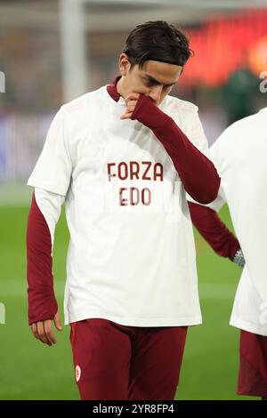 Roma, Italia 2.12.2024: Giocatori rom con la maglia dedicata a Edoardo Bove, colpito da una malattia durante il riscaldamento prima del calcio italiano Foto Stock