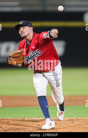 HERMOSILLO, MESSICO - NOVEMBRE 29: Manuel Chavez, lanciatore titolare dei Mexicali Eagles, fa un pitch nel primo inning, durante una partita di Liga Arco Mexicana del Pacifico tra Aguilas e Naranjeros all'estadio Fernando Valenzuela il 29 novembre 2024 a Hermosillo, Messico. (Foto di Luis Gutierrez/Norte Photo) Foto Stock