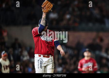 HERMOSILLO, MESSICO - NOVEMBRE 29: Manuel Chavez, lanciatore titolare dei Mexicali Eagles, reagisce al terzo inning, durante una partita di Liga Arco Mexicana del Pacifico tra Aguilas e Naranjeros all'Estadio Fernando Valenzuela il 29 novembre 2024 a Hermosillo, Messico. (Foto di Luis Gutierrez/Norte Photo) Foto Stock