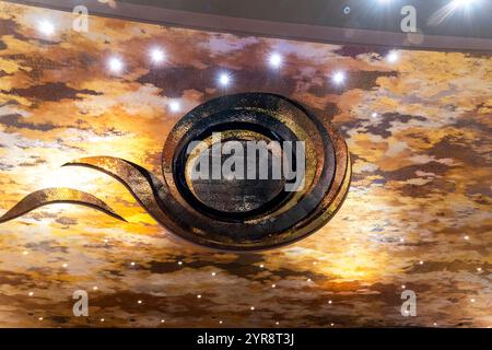 Il design artistico del soffitto crea un'atmosfera affascinante in uno spazio moderno Foto Stock