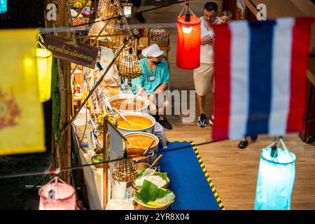 Esplora un vivace mercato pieno di prodotti locali colorati e spuntini unici durante un pomeriggio di sole Foto Stock