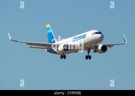 Scopri gli aerei di linea Airbus A320 che atterrano all'aeroporto di Gran Canaria. Foto Stock
