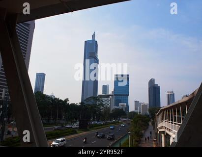 Vista dei grattacieli di Giacarta dal ponte pedonale Foto Stock