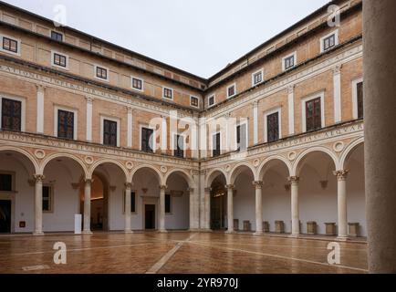 Urbino, Italia - 12 settembre 2024: Il cortile porticato del Palazzo Ducale di Urbino, Italia Foto Stock