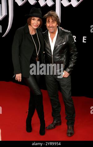 Anouschka Renzi und Dieter Landuris bei der Premiere von Nosferatu im Zoo Palast a Berlino AM 2.11.2024 *** Anouschka Renzi e Dieter Landuris alla prima di Nosferatu allo Zoo Palast di Berlino il 2 11 2024 Foto Stock