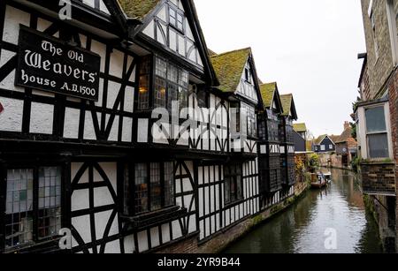 Uno degli edifici storici più fotografati di Canterbury, l'Old Weavers House è uno splendido edificio in legno sul fiume Stour. L'Old Weavers House prende il nome dall'afflusso di tessitori fiamminghi e ugonotti che si stabilirono nella zona dopo essere fuggiti dalle persecuzioni religiose durante il XVI e XVII secolo. Canterbury è una città e patrimonio dell'umanità dell'UNESCO, nella contea del Kent, in Inghilterra; è stato un borough di contea fino al 1974. Si trova sul fiume Stour. Foto Stock