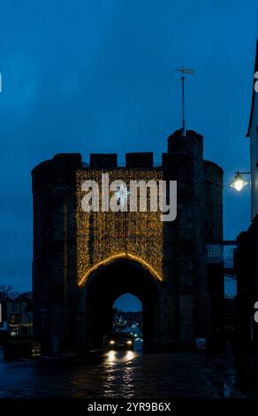 Luci di Natale sulla Westgate. Canterbury è una città e patrimonio dell'umanità dell'UNESCO, nella contea del Kent, in Inghilterra; è stato un borough di contea fino al 1974. Si trova sul fiume Stour. Foto Stock