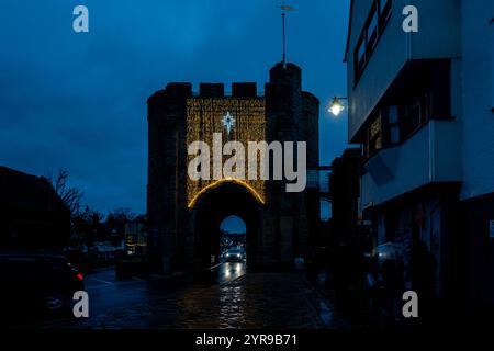 Luci di Natale sulla Westgate. Canterbury è una città e patrimonio dell'umanità dell'UNESCO, nella contea del Kent, in Inghilterra; è stato un borough di contea fino al 1974. Si trova sul fiume Stour. Foto Stock