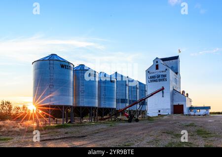 Un grande silo di grano con la scritta "Terra dell'Agnello". Il silo è circondato da molti altri silos Foto Stock