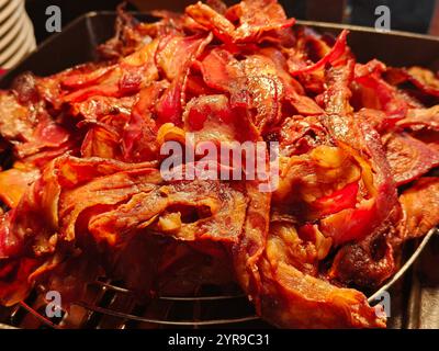 Pancetta, colazione a buffet, colazione in hotel di lusso, brunch con famiglia al ristorante Foto Stock