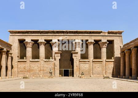 Il grande cortile lastricato del Tempio di Edfu in Egitto circondato su tre dei suoi quattro lati da 32 colonne. Foto Stock